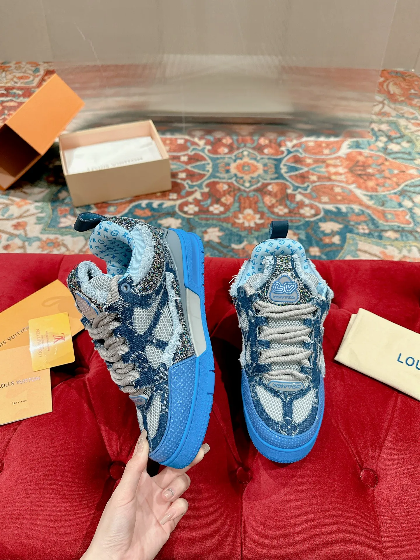 👟👟Ex-factory price 800👟👟 Louis Vuiton·Louis Vuitton🍀 🍀 LV Skate series bread shoes-skateboard shoes-basketball shoes-casual sports shoes top version🔝original purchase, development and production👍🏻[Fireworks] LV Skate has continued The View professional skateboard shoes since 2020. This style continues the fat version of the 90s. Designers added playful touches such as an open mesh tongue and exaggerated laces that pay homage to Axion, es and DC. Unlike your typical skate shoe, this LVSK8 sneaker is made from nubuck leather with TPU trim and Monogram texture. Finally, there are the logos on the heel and tongue as well as the floral pattern on the side. ☑️ Fabric: Original customized first-layer cowhide + breathable mesh ☑️ Lining: Original imported breathable mesh ☑️ Size: Female 35-40 Male 39-44 (Female 40, Male 45.46 customized, non-refundable)